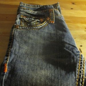 VERY FLATTERING TRUE RELIGION JEANS..